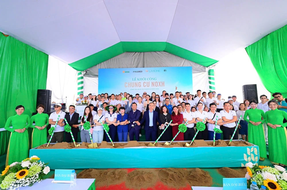 Đại biểu tham dự lễ khởi công.