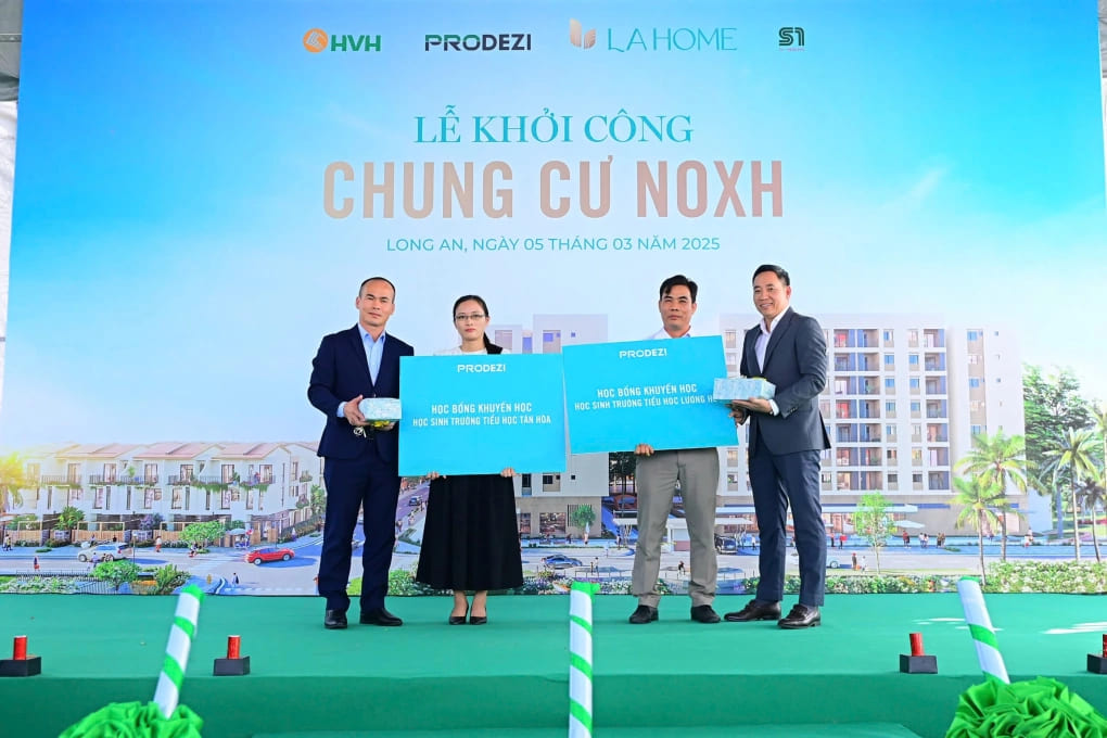 Công ty Cổ phần Prodezi Long An trao học bổng khuyến học. 