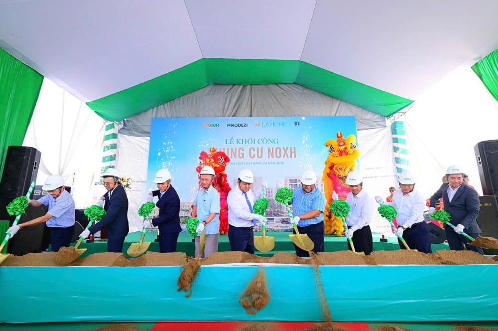 Đại biểu thực hiện nghi thức khởi công.